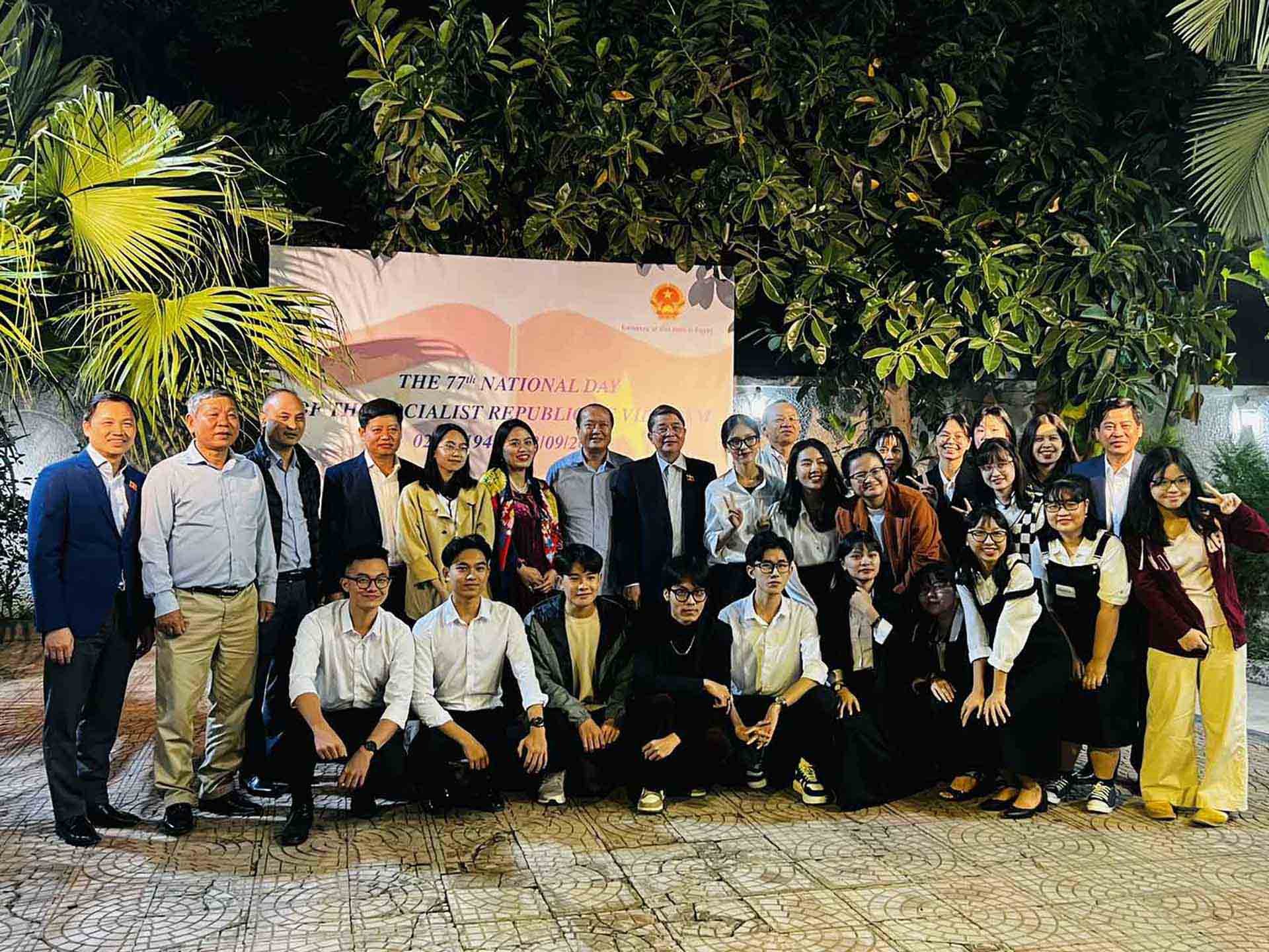 Đoàn chụp ảnh cùng các sinh viên đang theo học tại Ai Cập