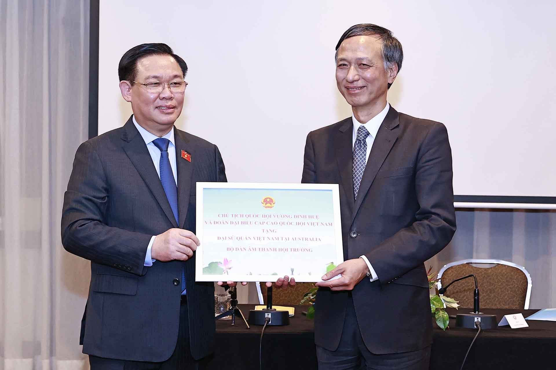 Chủ tịch Quốc hội Vương Đình Huệ gặp đại diện Cộng đồng người Việt Nam tại Australia