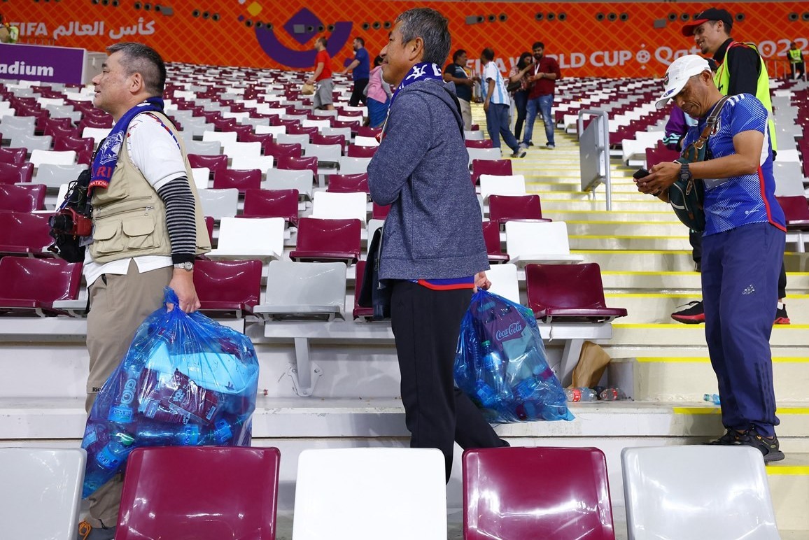 CĐV Nhật Bản lại khiến thế giới nể phục sau khi đội nhà hạ Tây Ban Nha