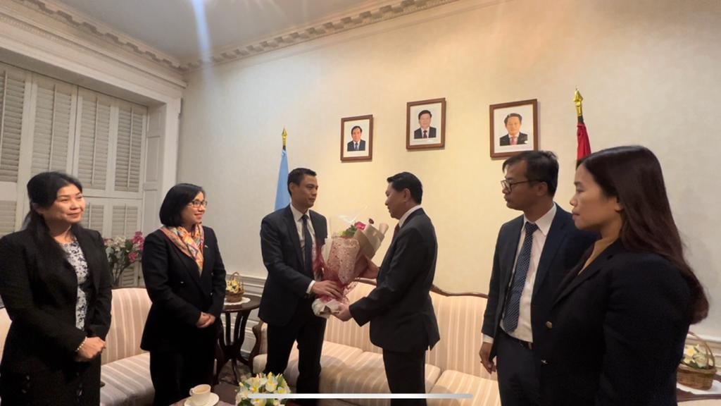 Phái đoàn Việt Nam tại Liên hợp quốc chúc mừng Quốc khánh Lào Phái đoàn Việt Nam tại Liên hợp quốc chúc mừng 47 năm Quốc khánh Lào