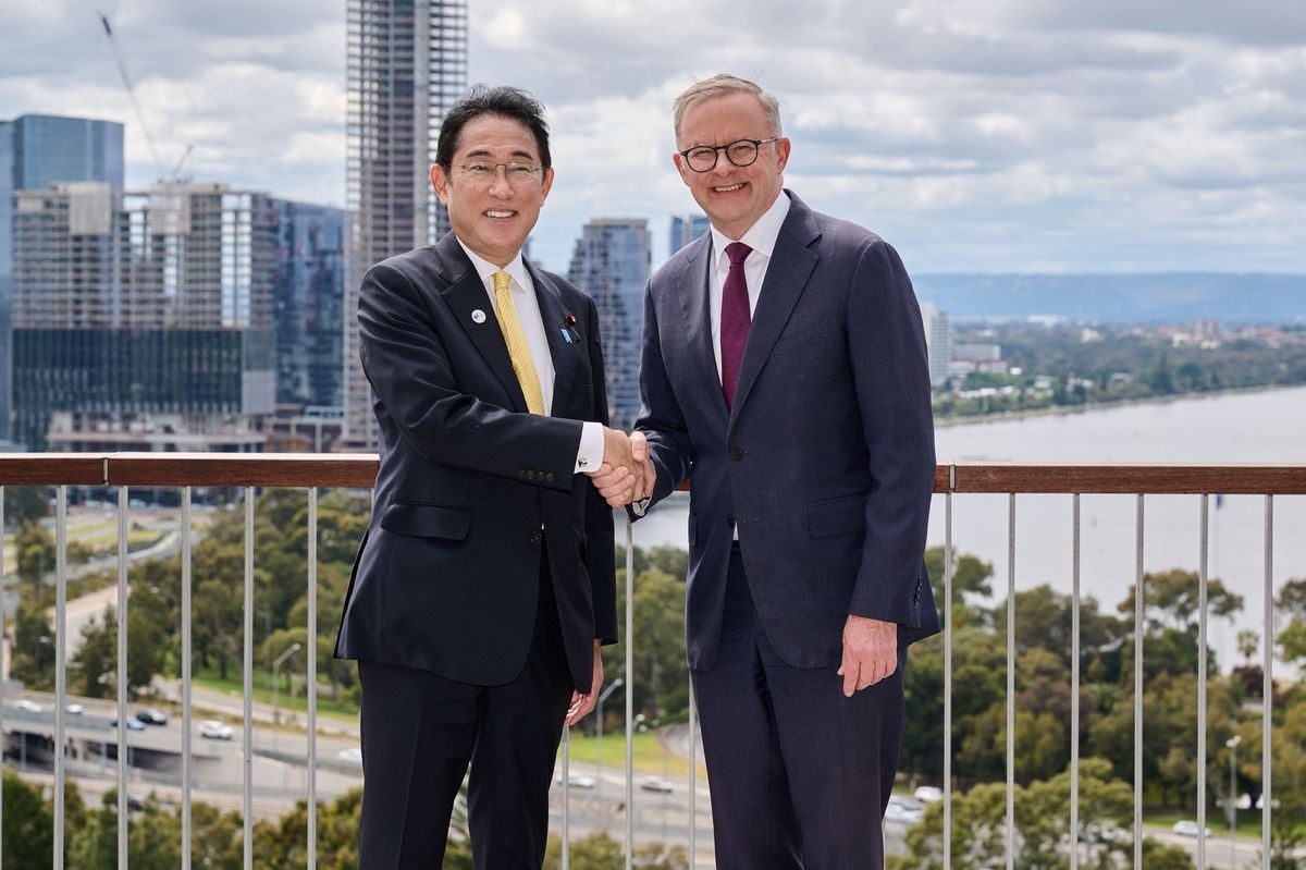 (12.02) Thủ tướng Nhật Bản Kishida Fumio và người đồng cấp chủ nhà Anthony Albanese trong chuyến thăm Australia cuối tháng 10/2022. (Nguồn: AFP/Getty Images) (12.02) Thủ tướng Nhật Bản Kishida Fumio và người đồng cấp chủ nhà Anthony Albanese trong chuyến thăm Australia cuối tháng 10/2022. (Nguồn: AFP/Getty Images)