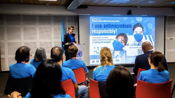 Trưởng đại diện WHO tại Việt Nam, TS. Angela Pratt WHO, FAO tại Việt Nam kêu gọi ngừng sử dụng kháng sinh quá liều lượng và sai cách. (Nguồn: SK&ĐS) Trưởng đại diện WHO tại Việt Nam, TS. Angela Pratt WHO, FAO tại Việt Nam kêu gọi ngừng sử dụng kháng sinh quá liều lượng và sai cách. (Nguồn: SK&ĐS)