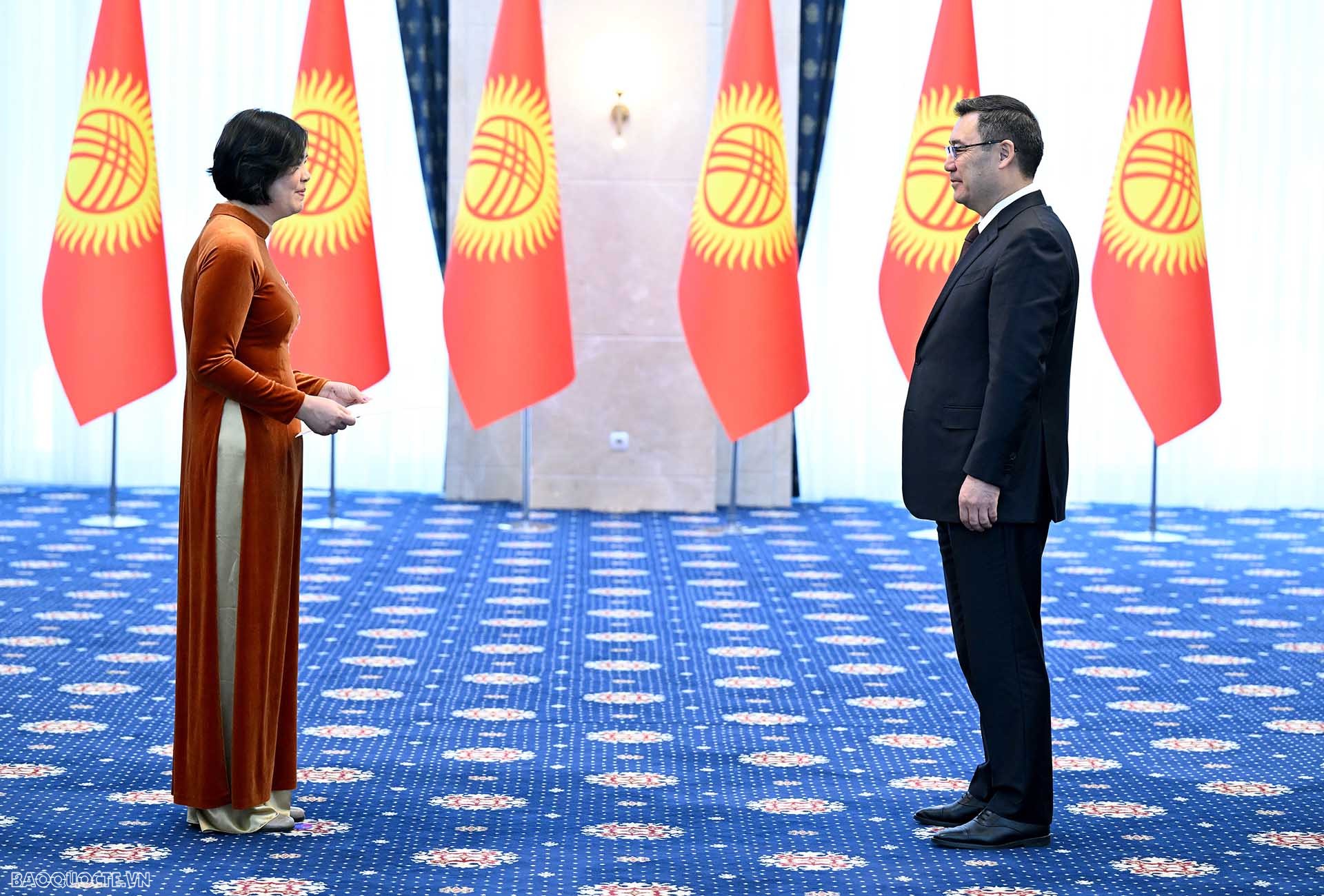 Đại sứ Phạm Thái Như Mai trình Thư ủy nhiệm lên Tổng thống Kyrgyzstan Sadyr Japarov.