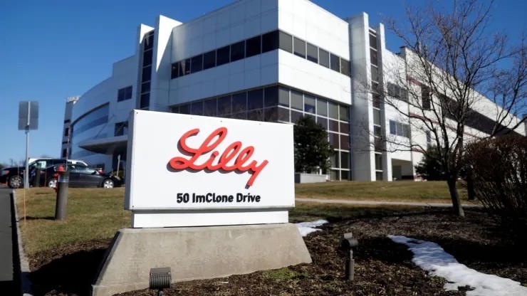 Một nhà máy sản xuất dược phẩm của Eli Lilly and Company được chụp tại 50 ImClone Drive ở Branchburg, New Jersey, ngày 5 tháng 3 năm 2021. Một nhà máy sản xuất dược phẩm của Eli Lilly and Company được chụp tại 50 ImClone Drive ở Branchburg, New Jersey, ngày 5 tháng 3 năm 2021.