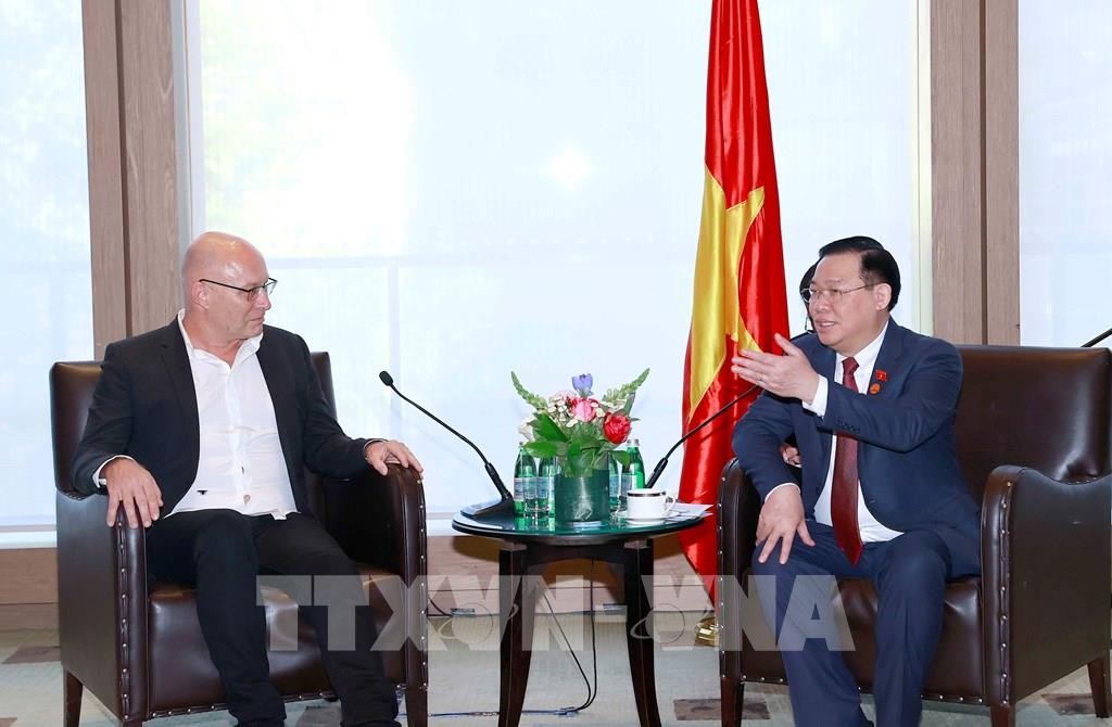 Chủ tịch Quốc hội Vương Đình Huệ tiếp đại diện Tập đoàn Linfox. (Nguồn: TTXVN) Chủ tịch Quốc hội Vương Đình Huệ tiếp đại diện Tập đoàn Linfox. (Nguồn: TTXVN)