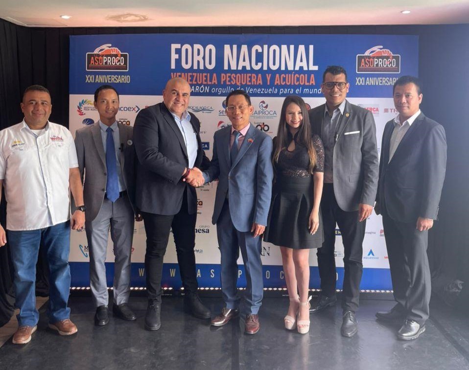 Bộ trưởng Bộ Nghề cá và Thủy sản, ông Juan Carlos Loyo (thứ 3 từ trái sang) và đoàn Đại sứ quán tại Diễn đàn. Bộ trưởng Bộ Nghề cá và Thủy sản, ông Juan Carlos Loyo (thứ 3 từ trái sang) và đoàn Đại sứ quán tại Diễn đàn.