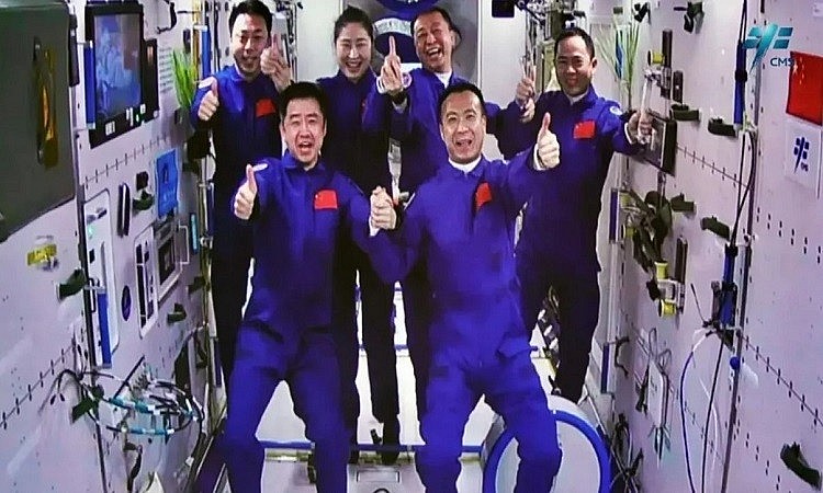 Tàu vũ trụ Thần Châu-14 trở về Trái đất sau 6 tháng trong vũ trụ Tàu vũ trụ Thần Châu-14 trở về Trái đất sau 6 tháng trong vũ trụ