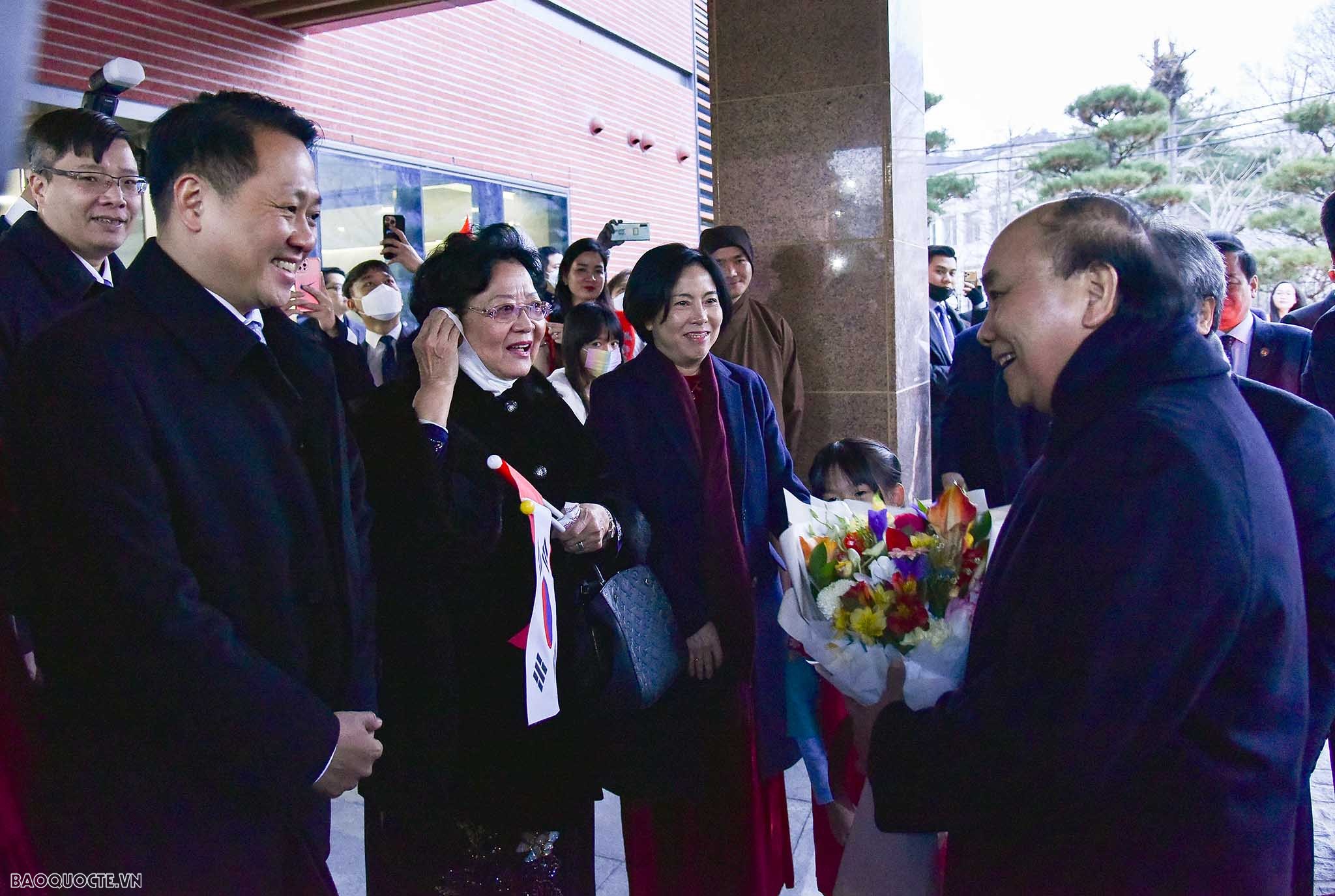 Chủ tịch nước Nguyễn Xuân Phúc gặp cộng đồng người Việt Nam tại Hàn Quốc