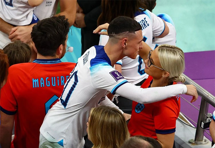 World Cup 2022: Hội bạn gái, vợ cầu thủ đội tuyển Anh trên khán đài cổ vũ Tam sự thi đấu