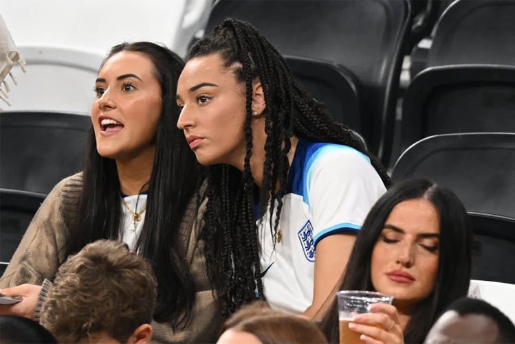 World Cup 2022: Hội bạn gái, vợ cầu thủ đội tuyển Anh trên khán đài cổ vũ Tam sự thi đấu