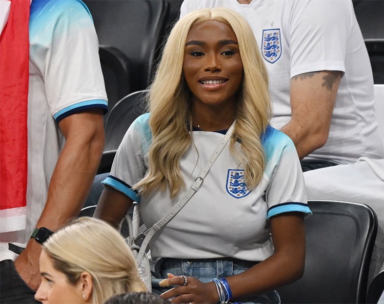 World Cup 2022: Hội bạn gái, vợ cầu thủ đội tuyển Anh trên khán đài cổ vũ Tam sự thi đấu