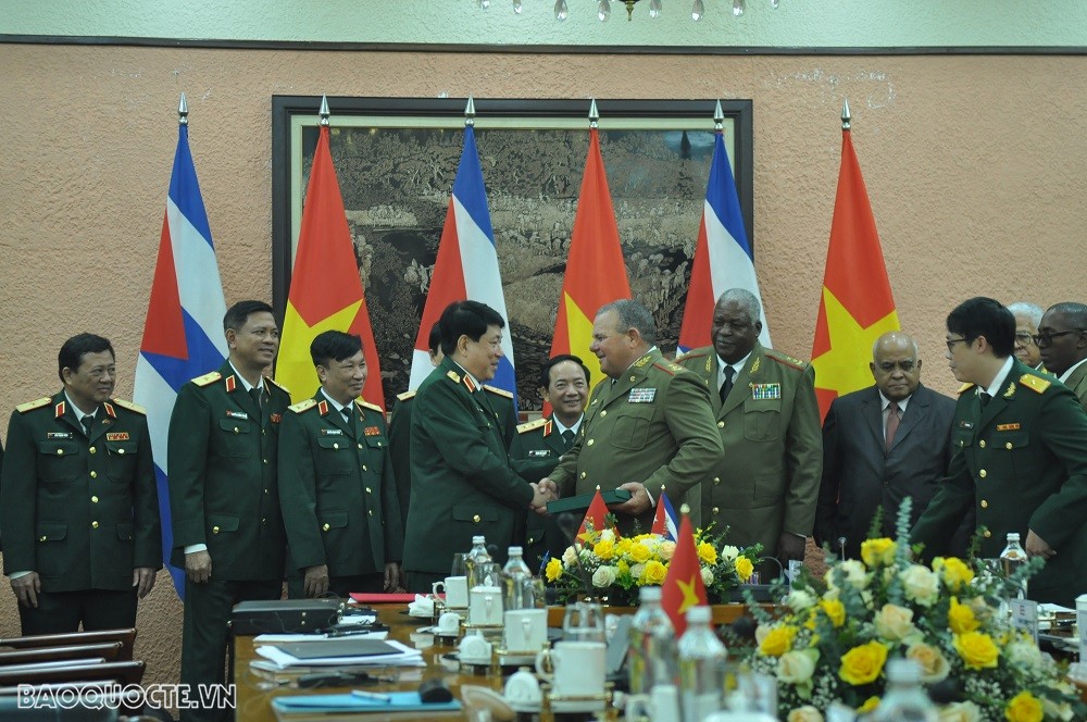 Trung tướng Victor Rojo Ramos trao tặng kỷ vật về tàu Granma và bức hình của cố Chủ tịch Fidel Castro cho Đại tướng Lương Cường (Ảnh: Minh Quân)