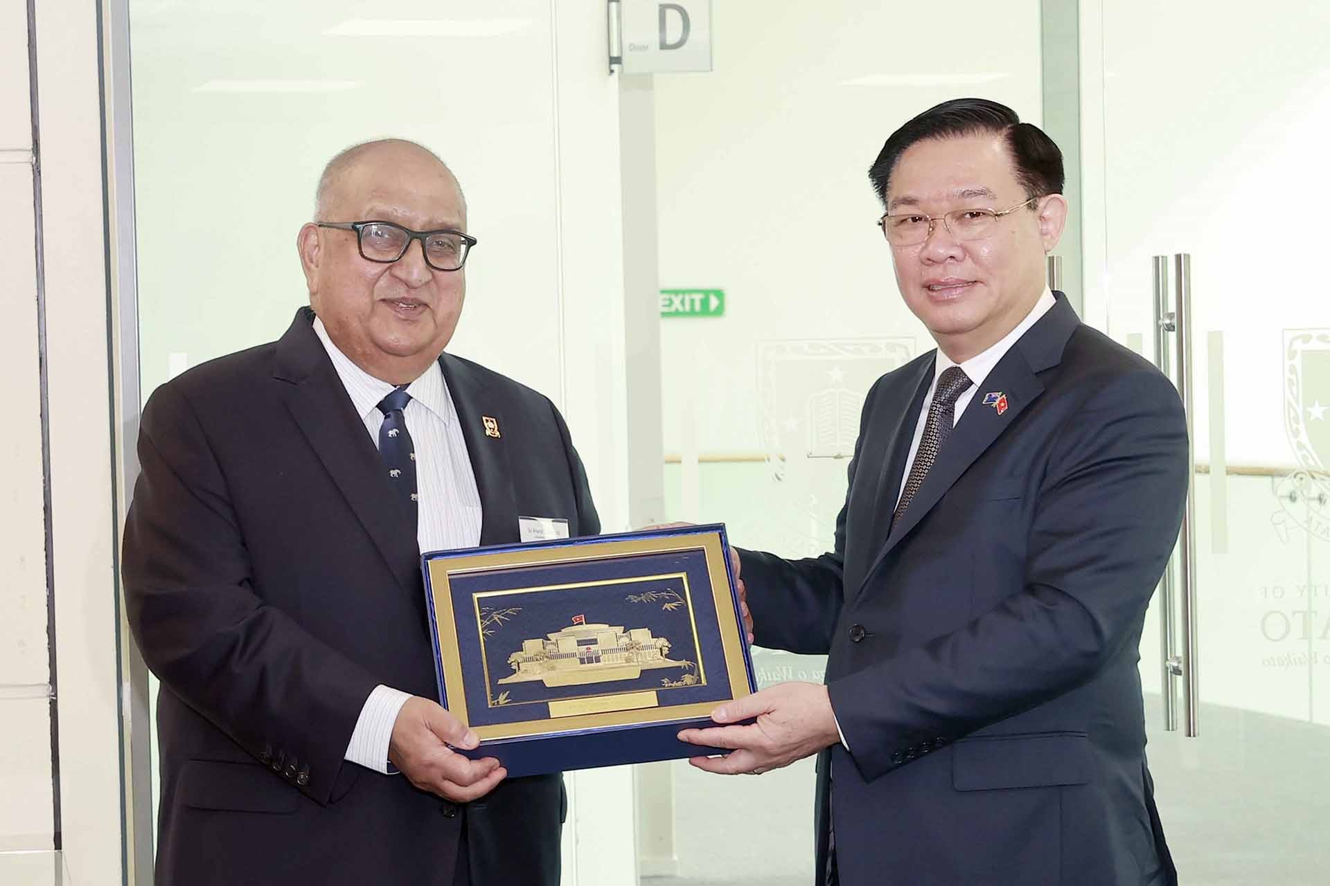 Chủ tịch Quốc hội Vương Đình Huệ trao quà lưu niệm tặng Ban lãnh đạo Đại học Waikato. (Nguồn: TTXVN)
