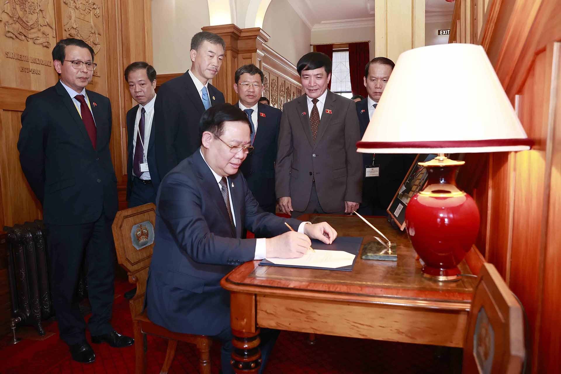 Chủ tịch Quốc hội Vương Đình Huệ ký sổ vàng lưu niệm tại Phủ Toàn quyền New Zealand. (Nguồn: TTXVN)