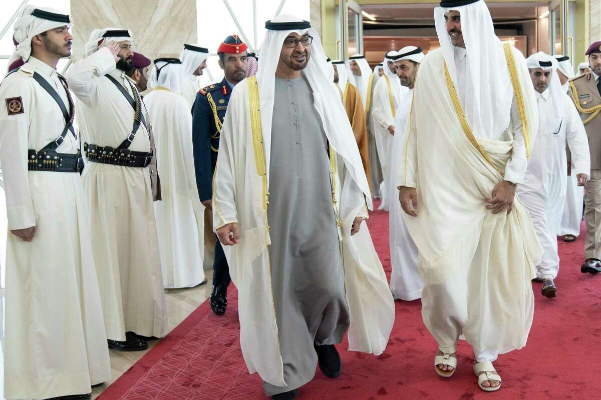 (12.05) Tổng thống UAE Sheikh Mohamed bin Zayed Al-Nahyan (trái) được Quốc vương Qatar Sheikh Tamim bin Hamad Al-Thani đón tại sân bay Hamad, Doha ngày 5/12. (Nguồn: AP) 