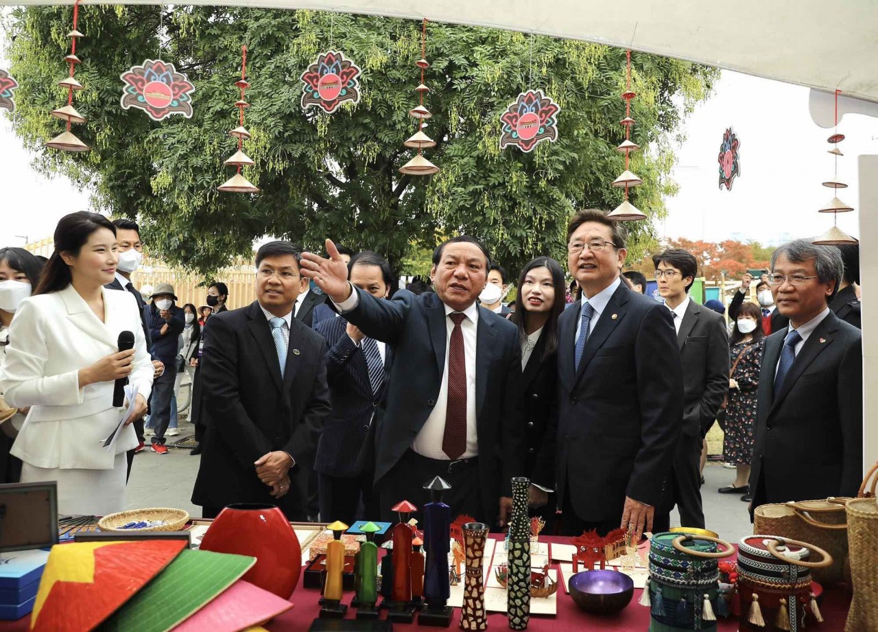 6. Bo truong Nguyen Van Hung va Bo truong HQ Park Bo Gyoon