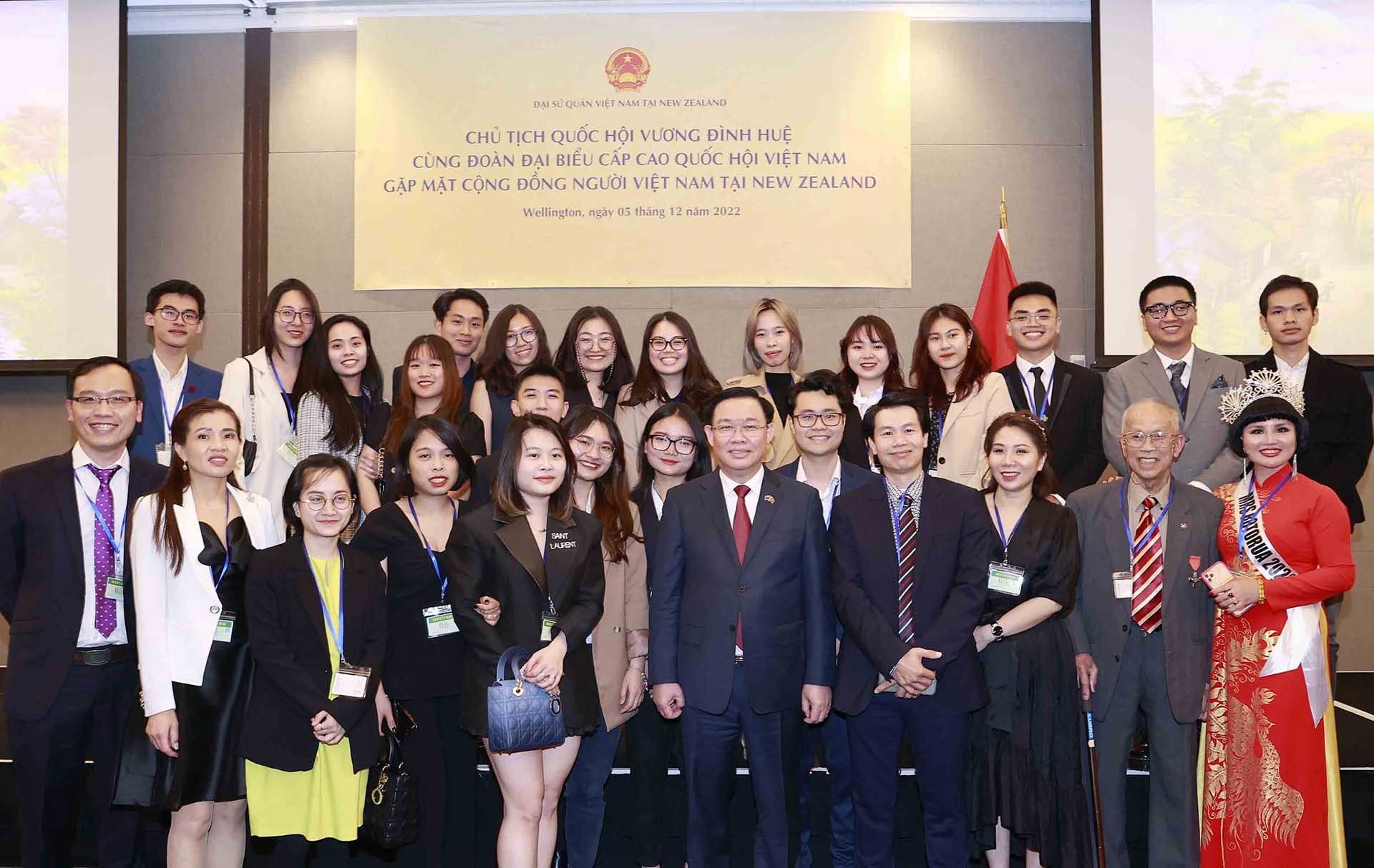 Chủ tịch Quốc hội Vương Đình Huệ chụp ảnh lưu niệm với đại biểu. (Nguồn: TTXVN)