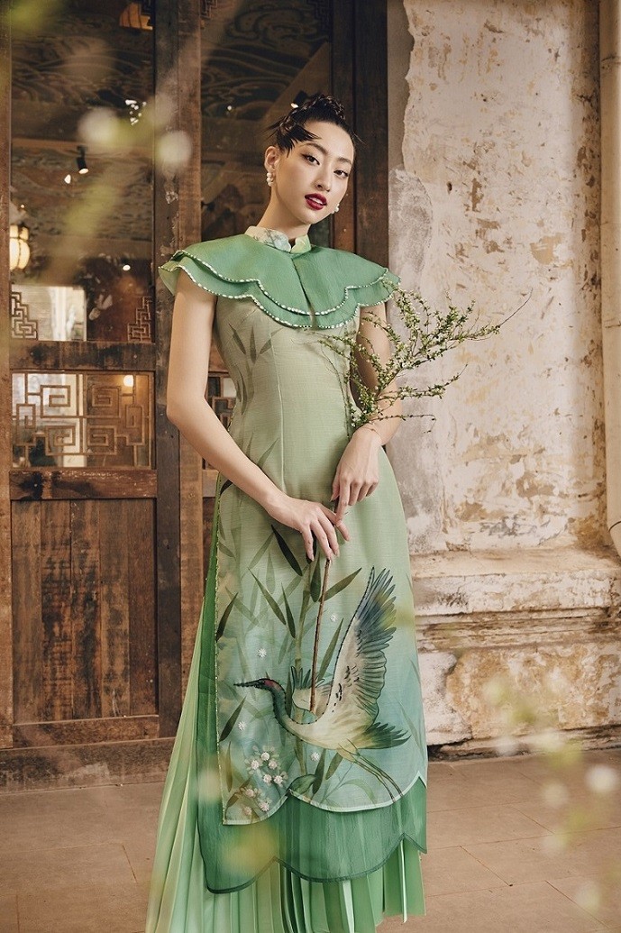 Lương Thùy Linh, Đỗ Thị Hà duyên dáng với áo dài cách điệu kiểu lạ ngày Tết