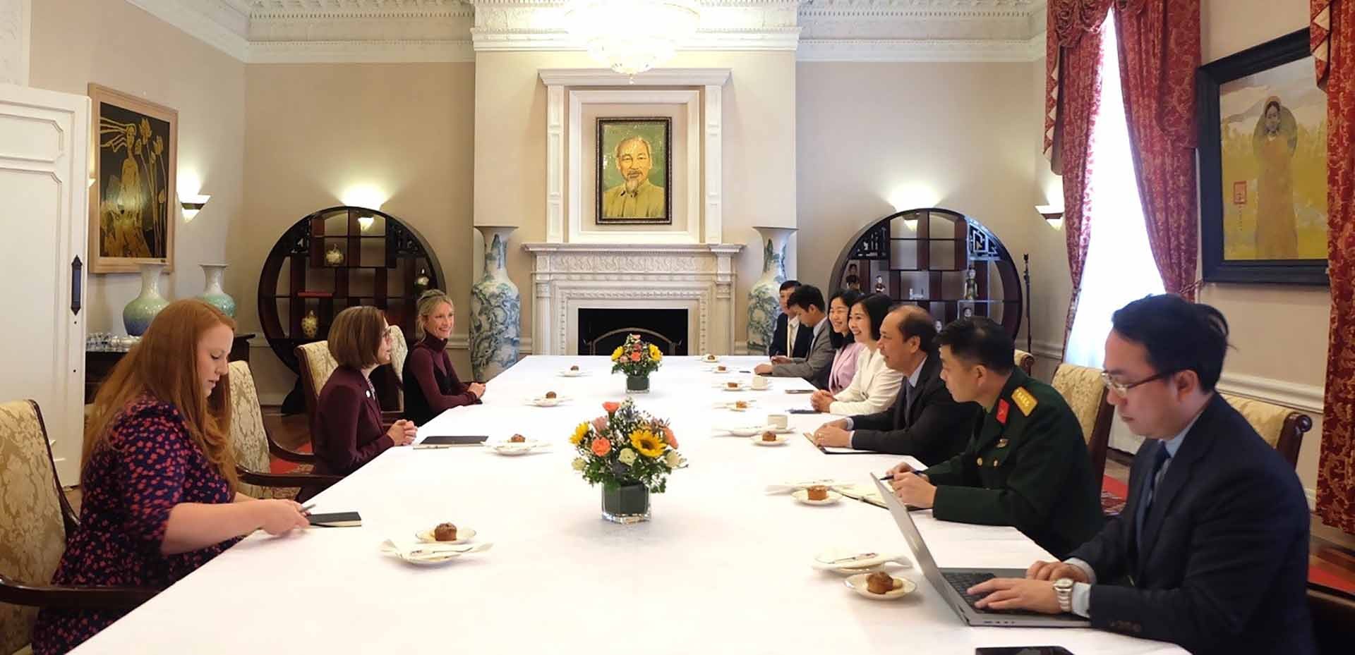 Đại sứ Nguyễn Quốc Dũng tiếp Thống đốc bang Oregon Kate Brown