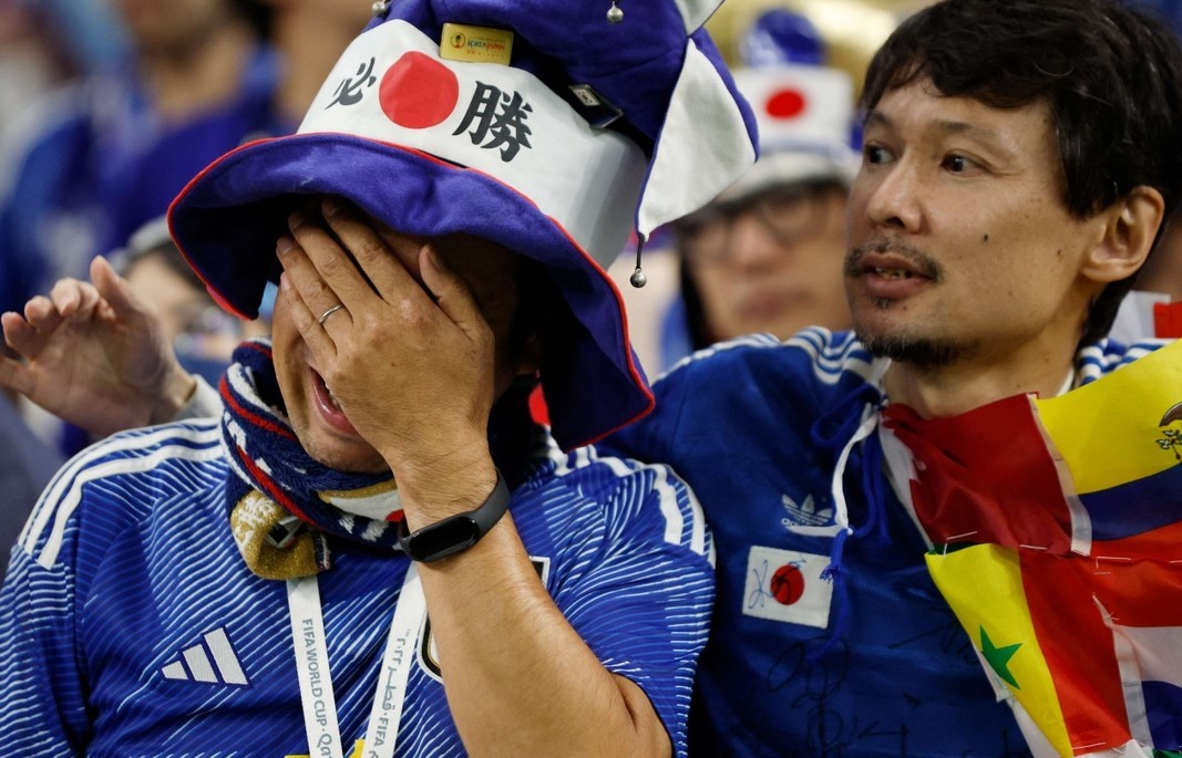 Sau khi đội nhà bị loại khỏi World Cup 2022, CĐV Nhật Bản vẫn có hành động cực đẹp