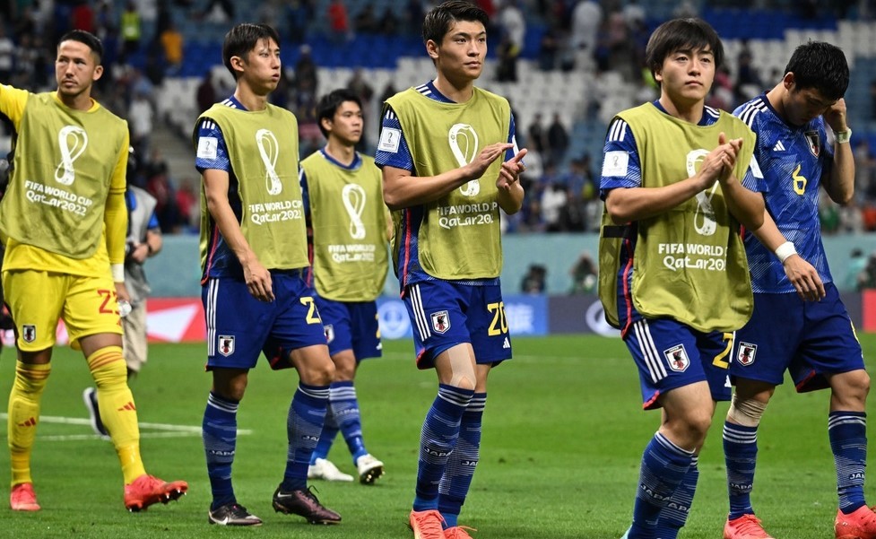 Sau khi đội nhà bị loại khỏi World Cup 2022, CĐV Nhật Bản vẫn có hành động cực đẹp