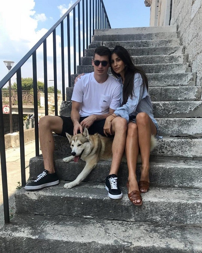 Dubrovnik cũng là một trong những địa điểm du lịch quen thuộc của gia đình thủ môn Croatia. Nằm bên bờ biển Adriatic, cực Nam của nước này, Dubrovnik được xây dựng từ thời Trung cổ được bảo tồn gần như nguyên vẹn, được UNESCO công nhận là di sản thế giới từ 1979.