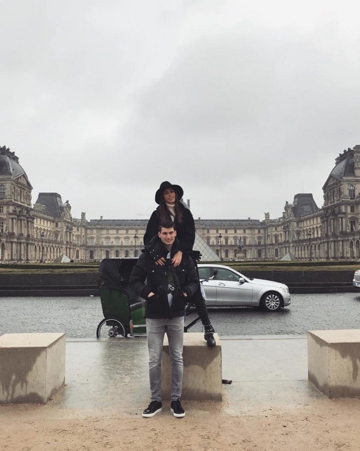 Đôi tình nhân check in phía ngoài bảo tàng Louvre - một trong những địa điểm du lịch nổi tiếng nhất ở Pháp. Bảo tàng được xây dựng từ năm 1190, là một trong những bảo tàng lớn nhất và quan trọng nhất của thế giới, nơi lưu trữ, trưng bày vô số hiện vật quý giá.