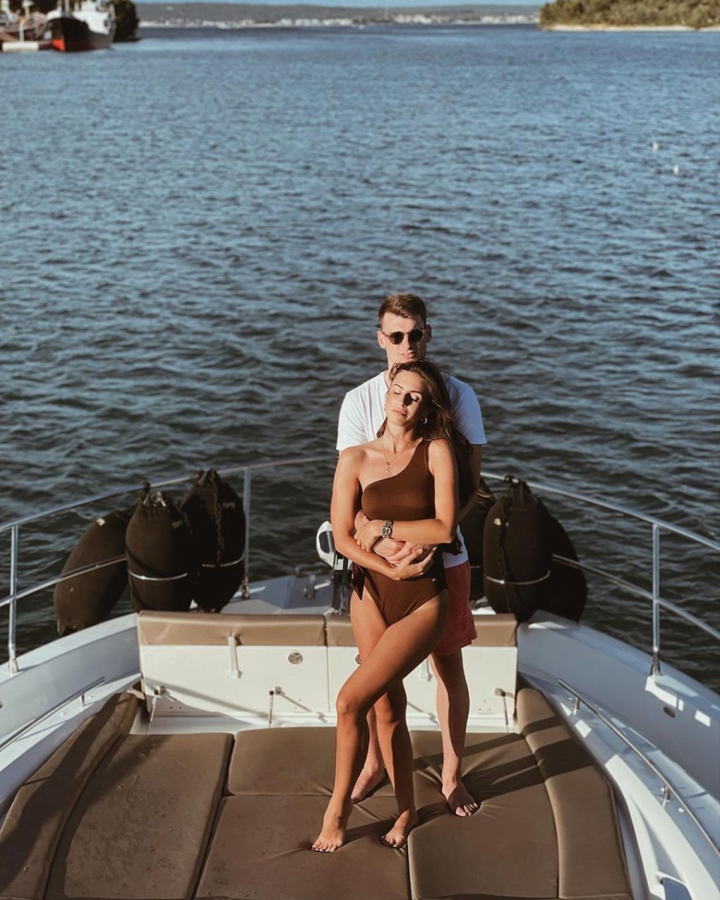 Helena Livakovic có bằng thạc sĩ tại Khoa Công nghệ Dệt may, từng tham trượt băng nghệ thuật trong nhiều năm. Người đẹp đến từ thủ đô Zagreb - một địa điểm du lịch nổi tiếng của Croatia. Cô từng thu hút truyền thông tại World Cup 2018 và được mệnh danh là 'Meghan Markle của Croatia' vì vẻ ngoài khá giống Nữ công tước xứ Sussex.