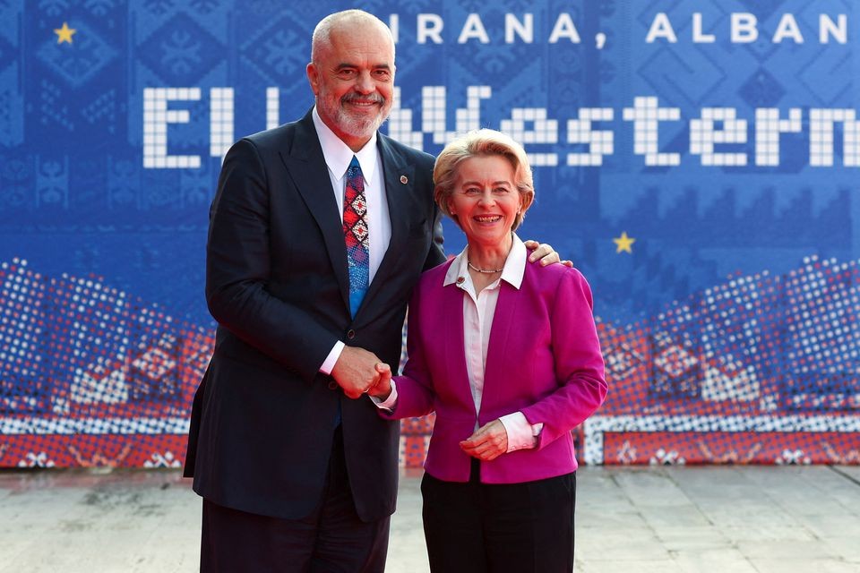 Thủ tướng Albania Edi Rama chào đón Chủ tịch Ủy ban Châu Âu Ursula von der Leyen trước hội nghị thượng đỉnh EU-Tây Balkan ở Tirana, Albania, ngày 6/12. (Nguồn: Reuters)