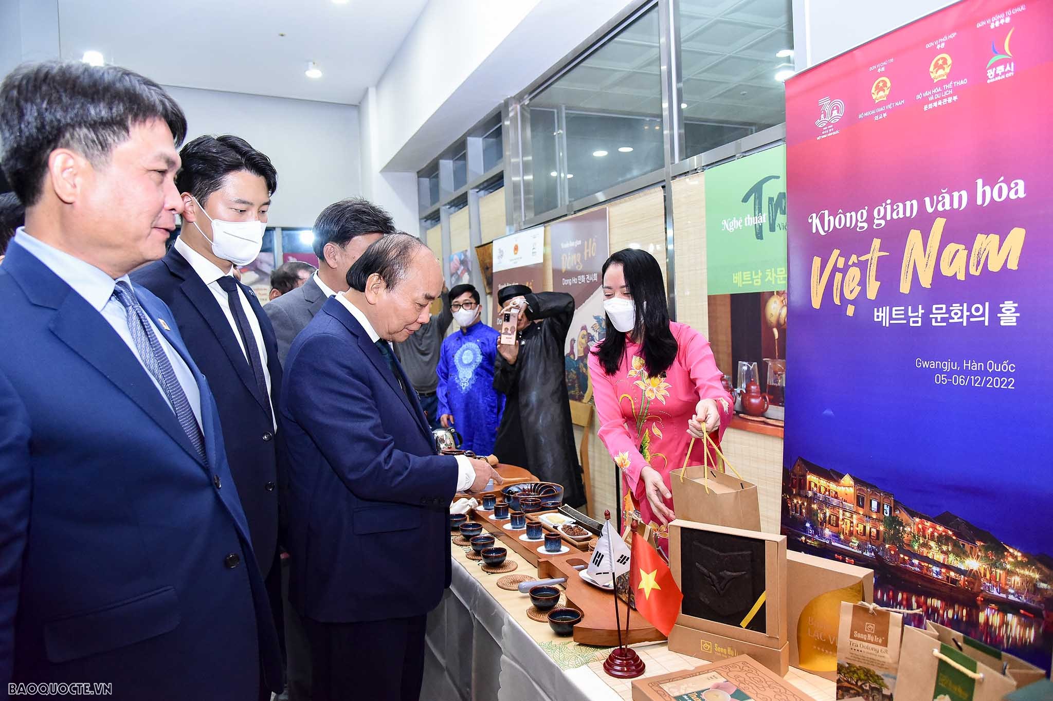 hủ tịch nước Nguyễn Xuân Phúc và đoàn đại biểu cấp cao Việt Nam đã có cuộc làm việc với lãnh đạo chủ chốt của tỉnh Gyeonggi, miền Tây Hàn Quốc