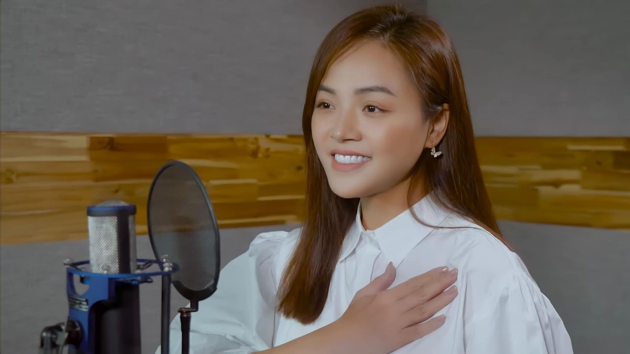 Sao Việt: Siêu mẫu Thanh Hằng khoe chân dài, Lệ Quyên kiêu sa với váy đỏ