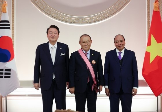 HLV Park Hang-seo trở lại Việt Nam sau khi nhận huân chương ở Hàn Quốc