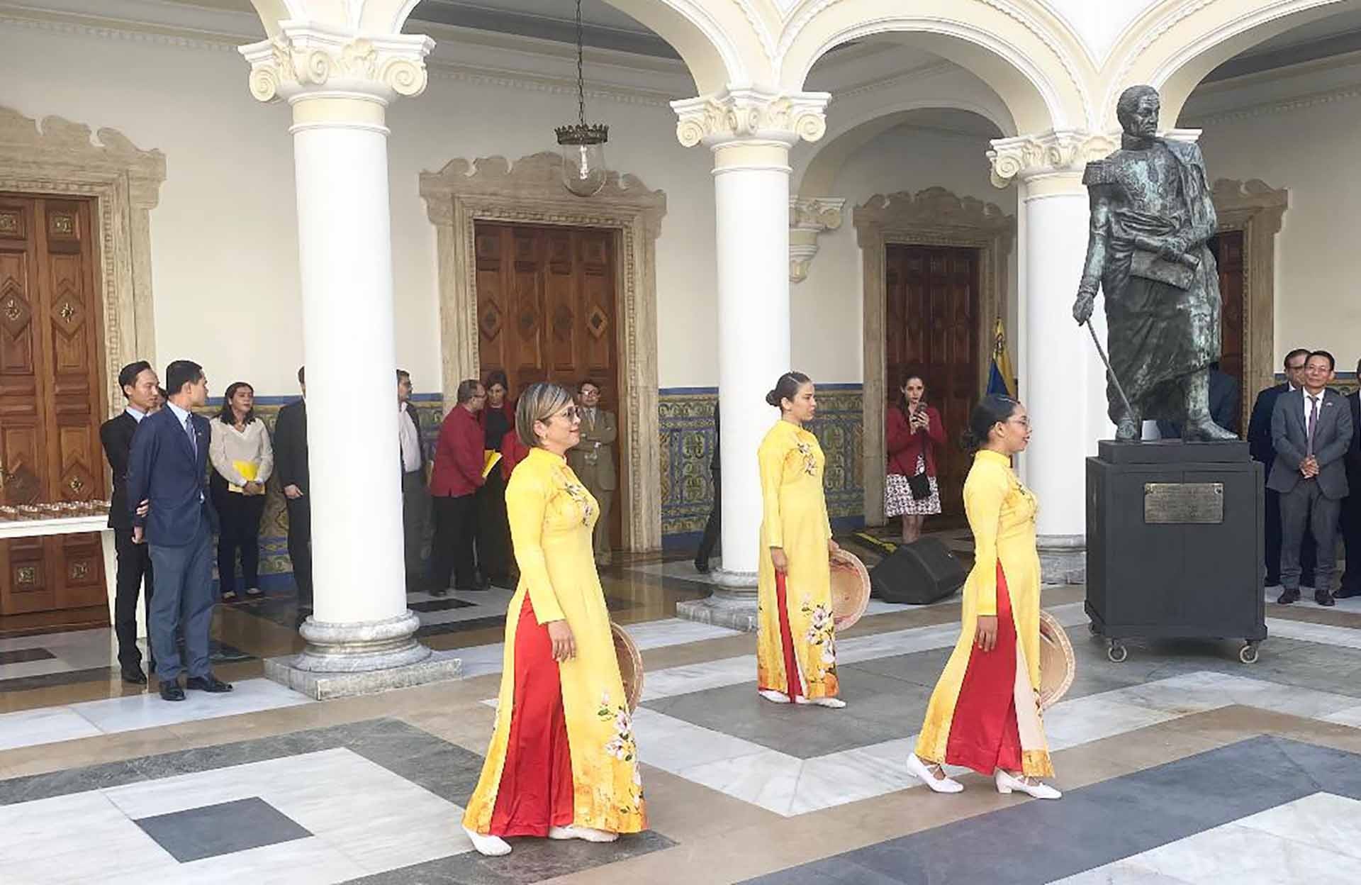Các nghệ sĩ của Nhà hữu nghị Venezuela-Việt Nam biểu diễn múa nón truyền thống.