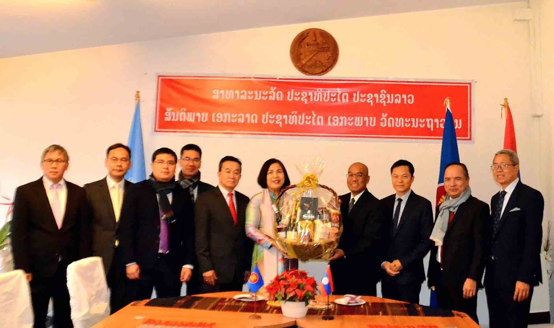 Đại sứ Lê Thị Tuyết Mai, Trưởng Phái đoàn Việt Nam tại Geneva cùng Đại sứ Latsamy Keomany, Trưởng Phái đoàn Lào và cán bộ hai Phái đoàn chung vui kỷ niệm 47 năm Quốc khánh nước CHDCND Lào (2/12/1975-2/12/2022). (Nguồn: TTXVN)