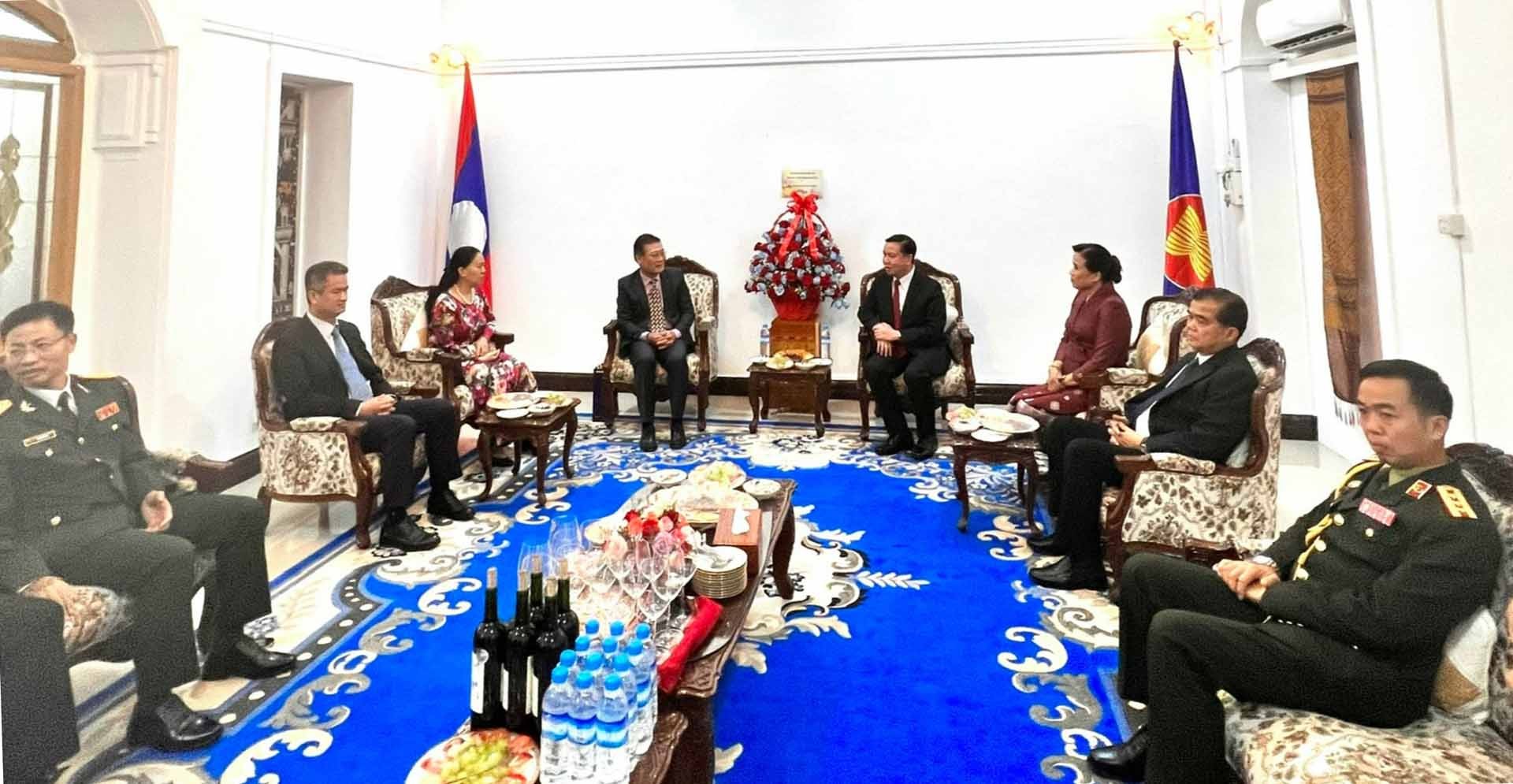 Đại sứ Lý Quốc Tuấn chúc mừng Đại sứ Lào Heuangseng Khamdalavong nhân dịp kỷ niệm 47 năm Quốc khánh Lào.