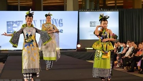 Cuộc gặp gỡ giữa áo dài Việt và lụa Thái