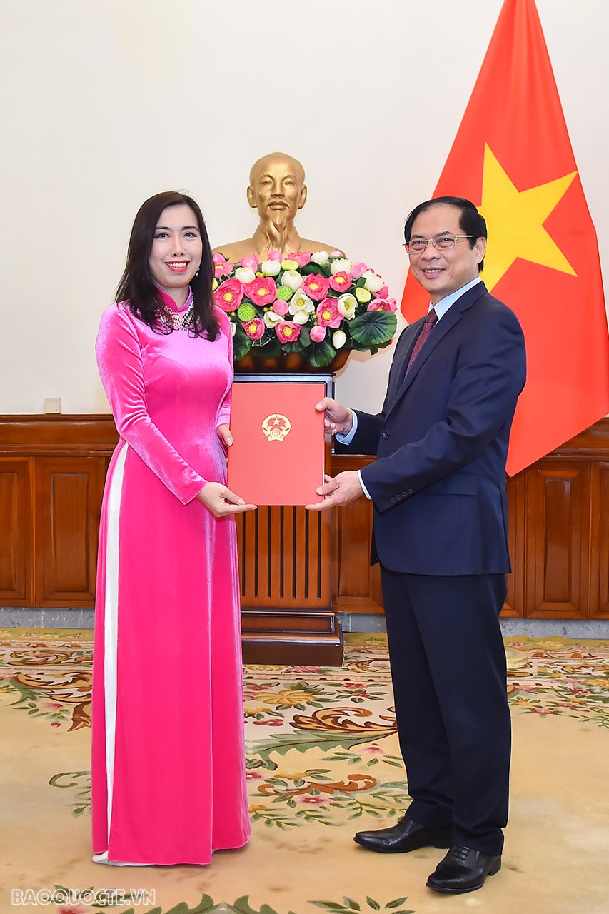 Tại buổi lễ, Ủy viên Trung ương Đảng, Bộ trưởng Ngoại giao Bùi Thanh Sơn trao quyết định bổ nhiệm Thứ trưởng Ngoại giao cho bà Lê Thị Thu Hằng. Tại Quyết định số 1508/QĐ-TTg ngày 2/12/2022, Thủ tướng Chính phủ bổ nhiệm bà Lê Thị Thu Hằng, Trợ lý Bộ trưởng Bộ Ngoại giao kiêm Vụ trưởng Vụ Thông tin Báo chí, Bộ Ngoại giao, giữ chức Thứ trưởng Bộ Ngoại giao.