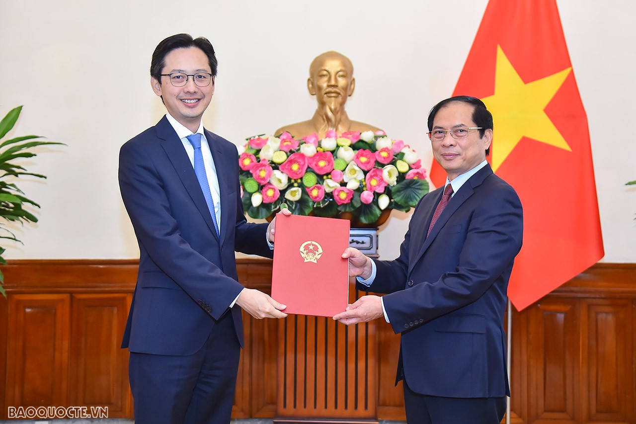 Ủy viên Trung ương Đảng, Bộ trưởng Ngoại giao Bùi Thanh Sơn trao quyết định bổ nhiệm Thứ trưởng Ngoại giao cho ông Đỗ Hùng Việt. Tại Quyết định số 1507/QĐ-TTg ngày 2/12/2022, Thủ tướng Chính phủ bổ nhiệm ông Đỗ Hùng Việt, Trợ lý Bộ trưởng Bộ Ngoại giao kiêm Vụ trưởng Vụ Các tổ chức quốc tế, Bộ Ngoại giao giữ chức Thứ trưởng Bộ Ngoại giao.