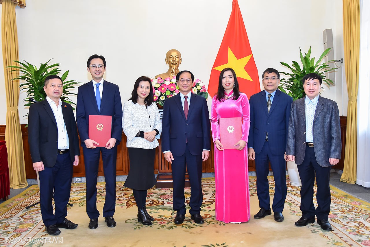 Phát biểu tại lễ trao quyết định, Ủy viên Trung ương Đảng, Bộ trưởng Ngoại giao Bùi Thanh Sơn chúc mừng tân Thứ trưởng Ngoại giao, đồng thời nhấn mạnh đây là sự tin tưởng của Lãnh đạo Đảng, Nhà nước và Bộ Ngoại giao đối với các đồng chí Lê Thị Thu Hằng và Đỗ Hùng Việt.