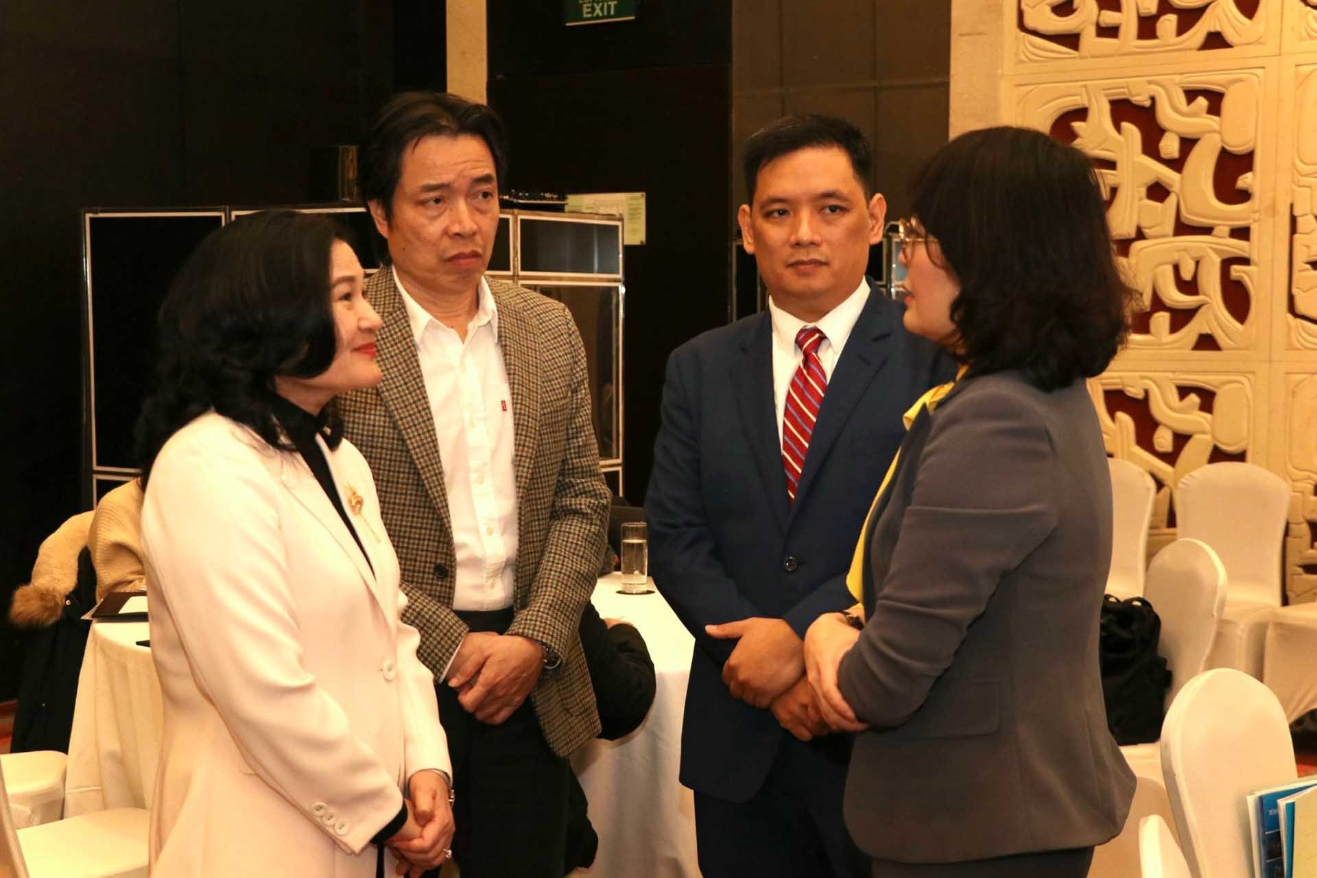 Các đại biểu trao đổi tại hội thảo