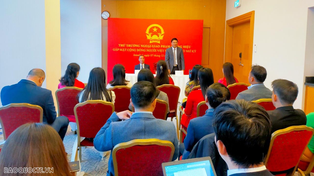 Thứ trưởng Phạm Quang Hiệu, Chủ nhiệm Ủy ban Nhà nước về người Việt Nam ở nước ngoài đã gặp gỡ đại diện Ban chấp hành lâm thời Hội người Việt Nam ở Thổ Nhĩ Kỳ và một số bà con đang học tập, sinh sống và làm việc tại Thổ Nhĩ Kỳ. Thứ trưởng Phạm Quang Hiệu, Chủ nhiệm Ủy ban Nhà nước về người Việt Nam ở nước ngoài đã gặp gỡ đại diện Ban chấp hành lâm thời Hội người Việt Nam ở Thổ Nhĩ Kỳ và một số bà con đang học tập, sinh sống và làm việc tại Thổ Nhĩ Kỳ.