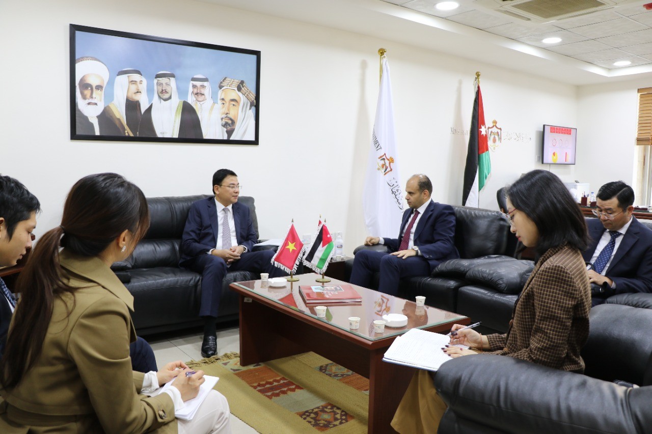 Thứ trưởng Ngoại giao Phạm Quang Hiệu thăm và làm việc tại Jordan Thứ trưởng Ngoại giao Phạm Quang Hiệu thăm và làm việc tại Jordan