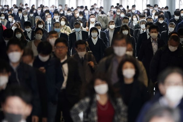 Chính phủ Nhật Bản sẽ không tăng thuế thu nhập do tình hình kinh tế khó khăn gây ảnh hưởng tới các hộ gia đình. (Nguồn: AP)