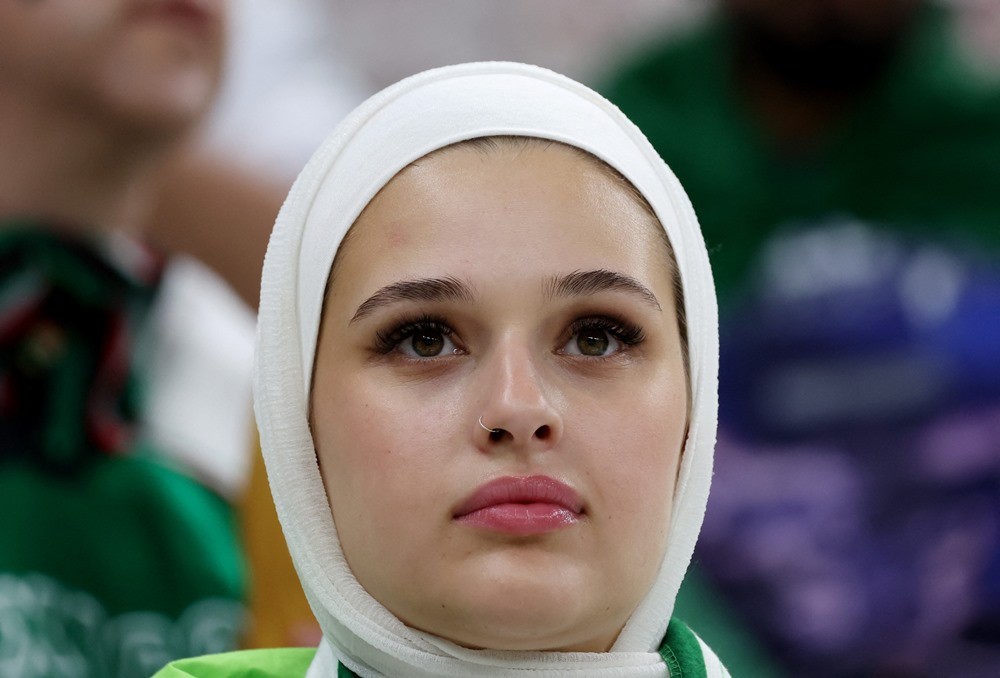 Nụ cười của những cổ động viên nữ các nước trên khán đài World Cup 2022