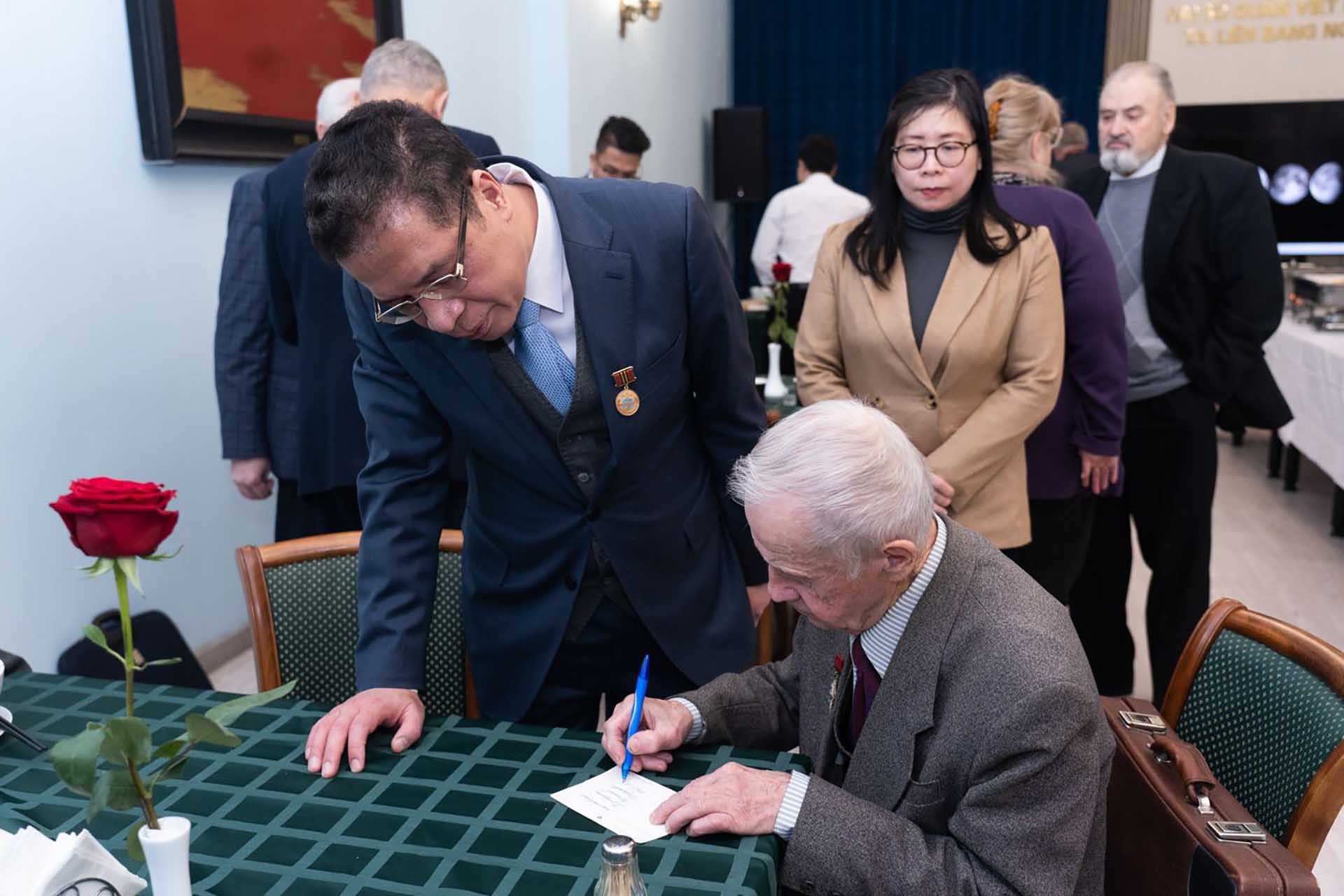 Đại sứ Đặng Minh Khôi và các đại biểu.