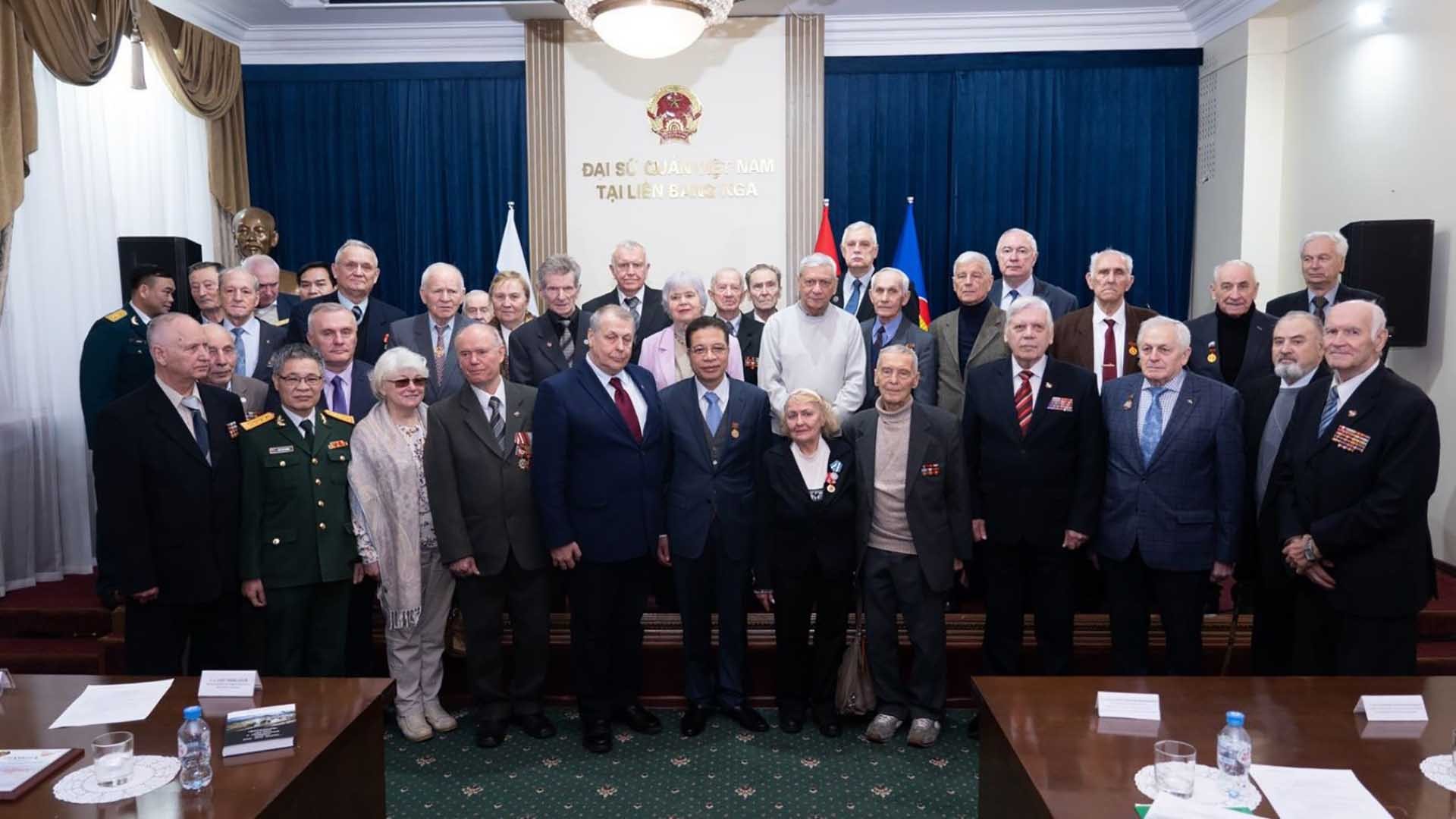 Các đại biểu chụp ảnh lưu niệm.