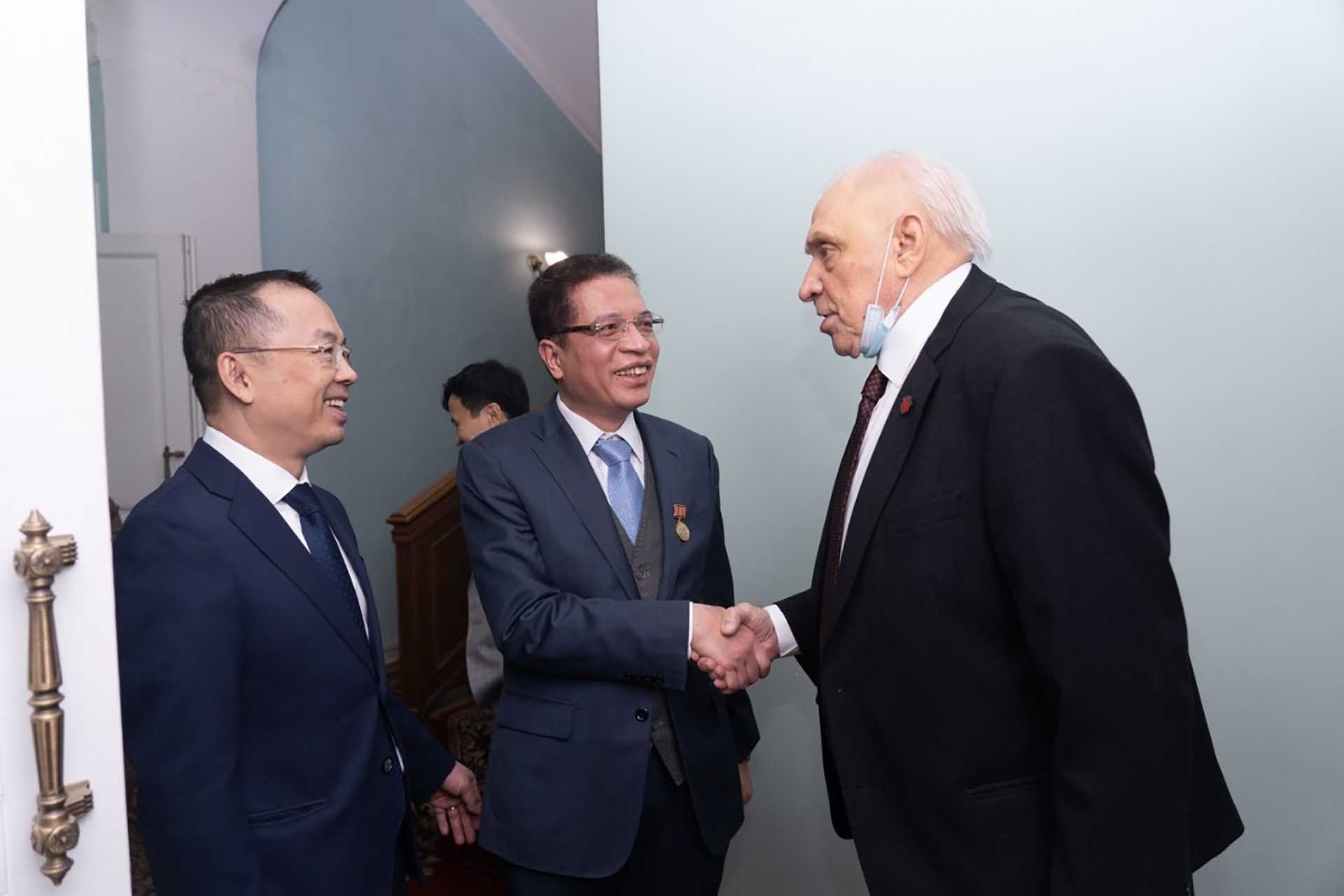 Đại sứ Đặng Minh Khôi và các đại biểu.