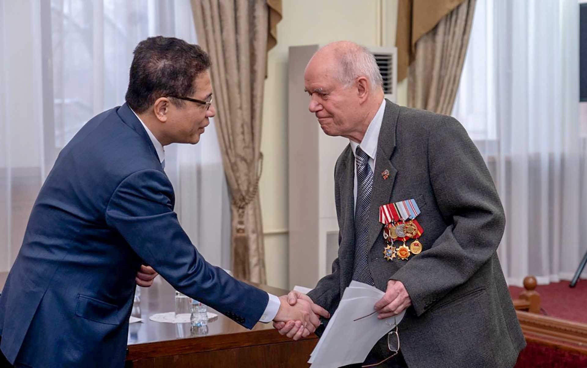 Đại sứ Đặng Minh Khôi và ông Nikolai Kolesnik.