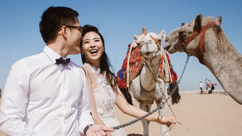 Hoa hậu Ngọc Hân chụp ảnh cưới tại Ai Cập cùng lạc đà trước kim tự tháp