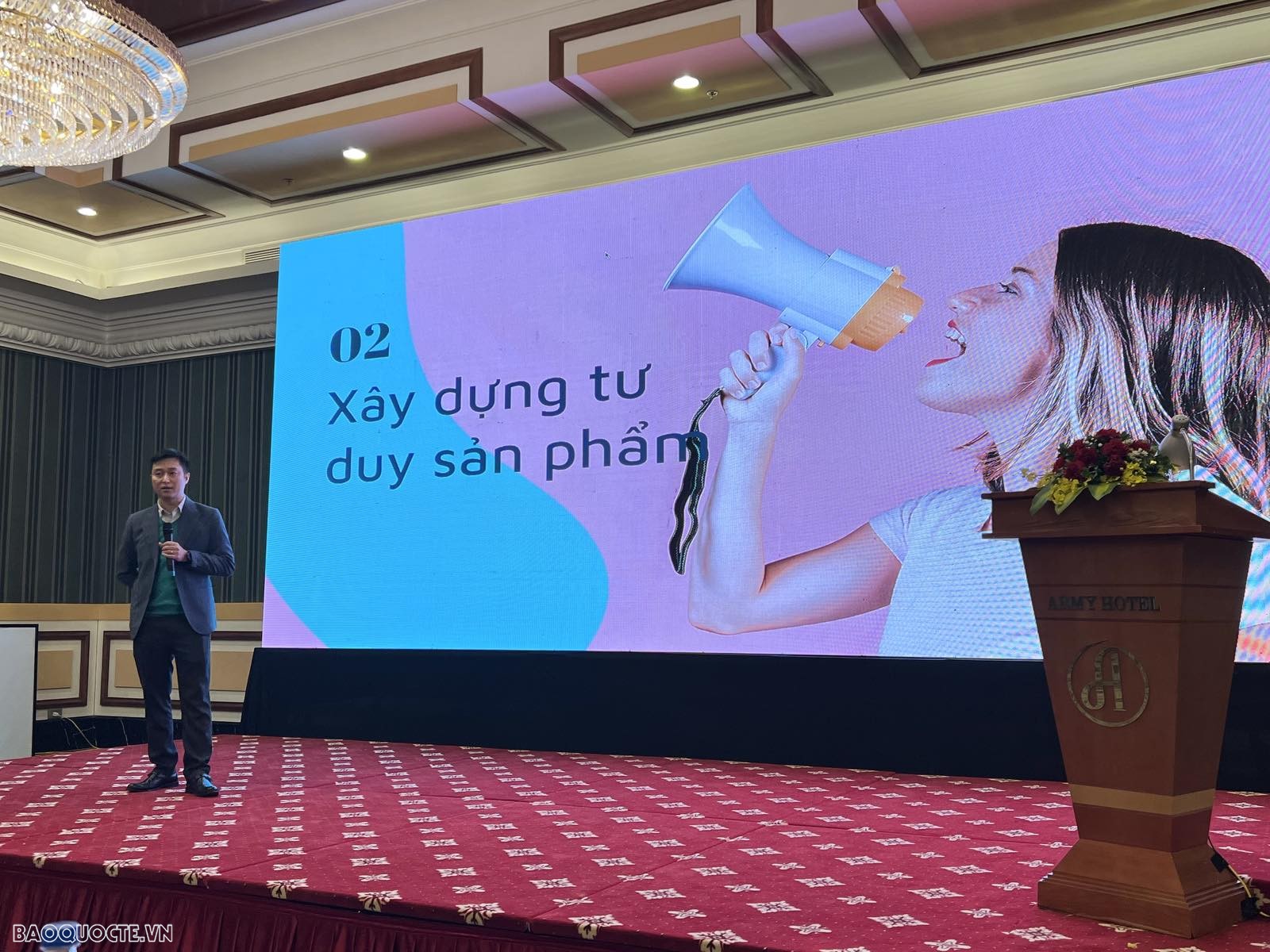 ông Nguyễn Hoàng Nhật, Phó Tổng biên tập Báo điện tử VietnamPlus thuộc Thông tấn xã Việt Nam chia sẻ kinh nghiệm sản xuất tin bài. (Ảnh: Thu Trang)